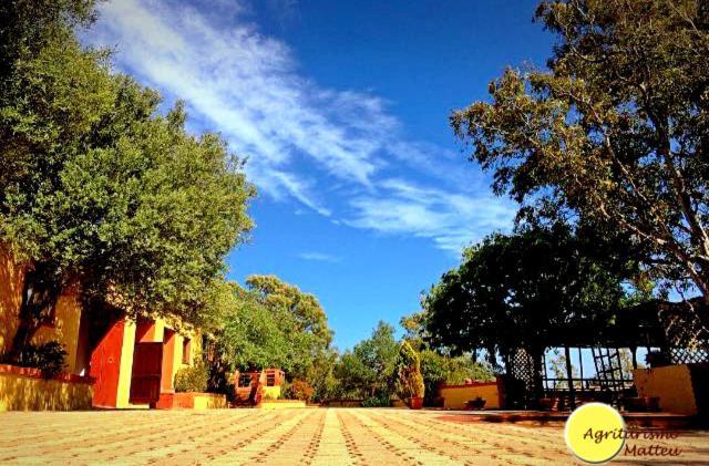 לינה וארוחת בוקר טאולאדה Agriturismo E Antica Fattoria Matteu מראה חיצוני תמונה